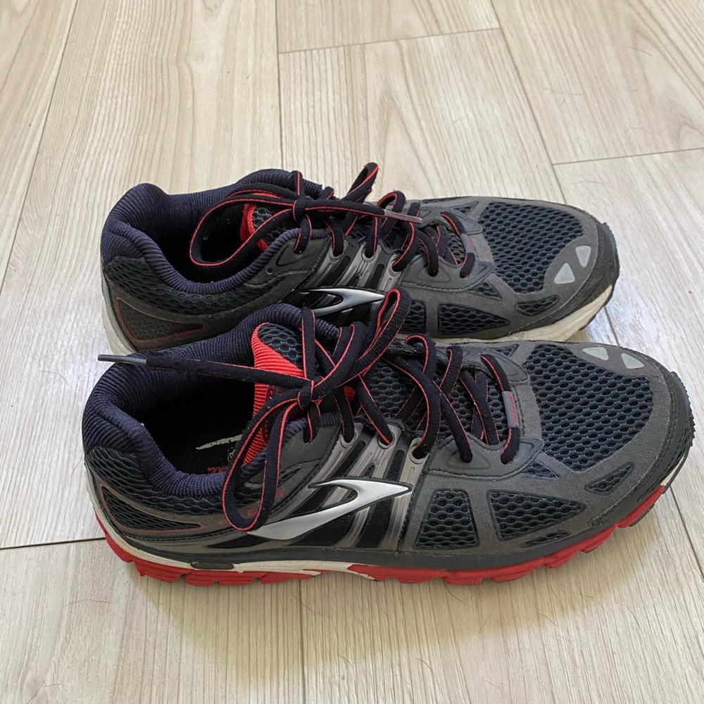 Brooks Beast 14 Sz 10  WOMENS Running Shoe Med